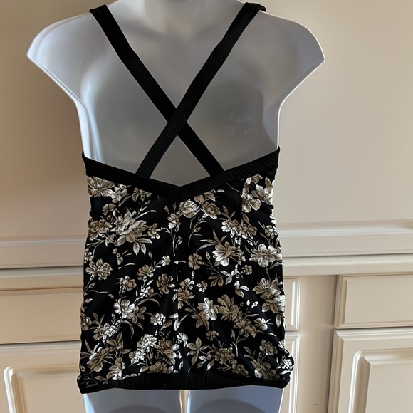 Sleeveless cotton Sport Max Brand ladies, black and white floral top. - Picture 2 of 6